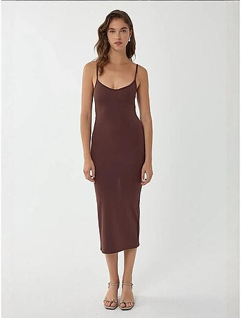 Vestido midi ajustado con escote en V y tirantes finos
