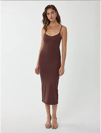 Vestido midi ajustado con escote en V y tirantes finos