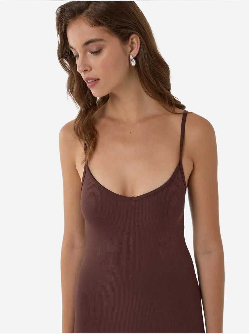 Vestido midi ajustado con escote en V y tirantes finos Marrón - Kiabi