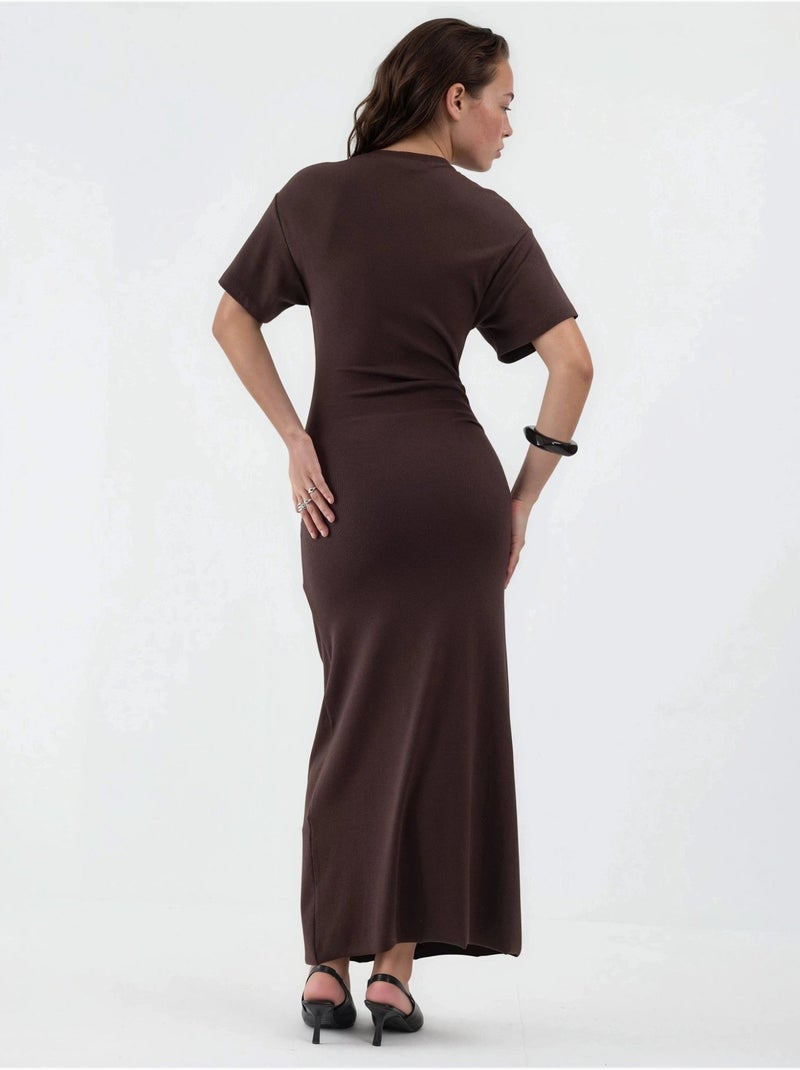Vestido midi ajustado liso con cuello redondo busem Marrón chocolate - Kiabi