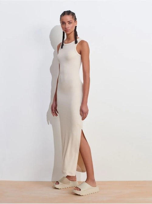 Vestido midi ajustado sin mangas con abertura dilvin - Kiabi Vestido midi ajustado sin mangas con abertura dilvin - Kiabi