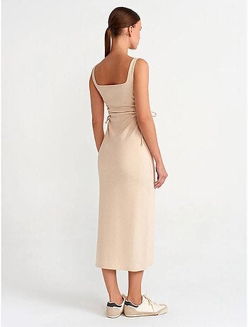 Vestido midi ajustado sin mangas con cut-out dilvin