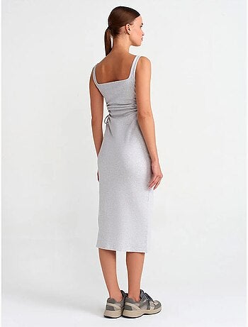 Vestido midi ajustado sin mangas con cut-out dilvin