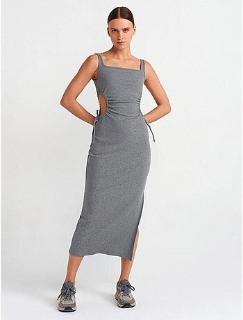 Vestido midi ajustado sin mangas con cut-out dilvin