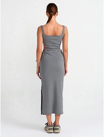 Vestido midi ajustado sin mangas con cut-out dilvin