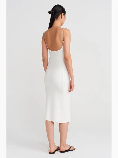 Vestido midi ajustado sin mangas con detalle cut-out dilvin - Kiabi Vestido midi ajustado sin mangas con detalle cut-out dilvin - Kiabi