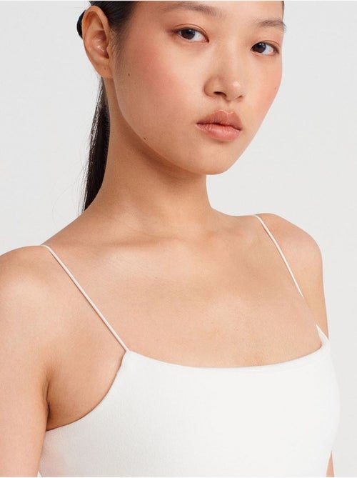 Vestido midi ajustado sin mangas con detalle cut-out dilvin - Kiabi Vestido midi ajustado sin mangas con detalle cut-out dilvin - Kiabi
