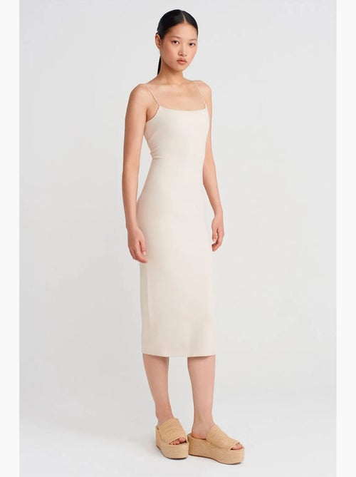 Vestido midi ajustado sin mangas con detalle cut-out dilvin - Kiabi Vestido midi ajustado sin mangas con detalle cut-out dilvin - Kiabi