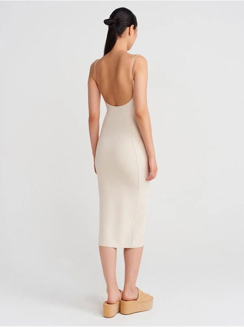 Vestido midi ajustado sin mangas con detalle cut-out dilvin - Kiabi Vestido midi ajustado sin mangas con detalle cut-out dilvin - Kiabi