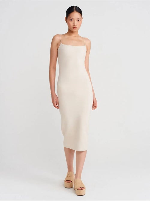 Vestido midi ajustado sin mangas con detalle cut-out dilvin - Kiabi Vestido midi ajustado sin mangas con detalle cut-out dilvin - Kiabi