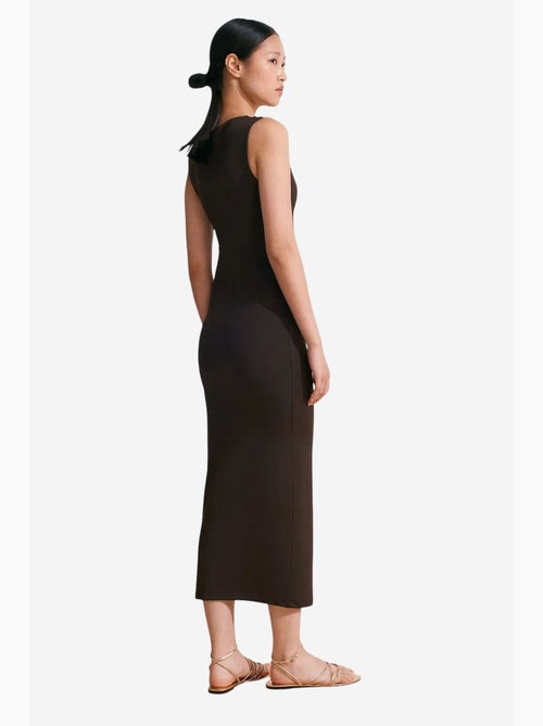Vestido midi ajustado sin mangas con detalle de accesorio dilvin - Kiabi Vestido midi ajustado sin mangas con detalle de accesorio dilvin - Kiabi