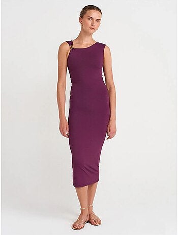 Vestido midi ajustado sin mangas con detalle de accesorio dilvin