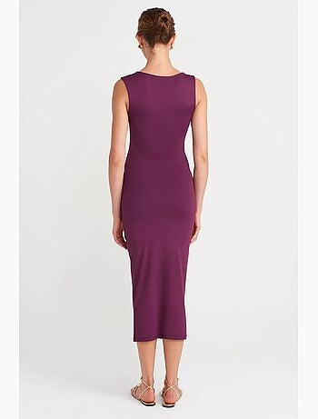 Vestido midi ajustado sin mangas con detalle de accesorio dilvin