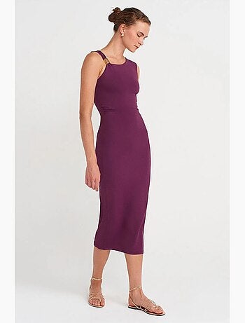 Vestido midi ajustado sin mangas con detalle de accesorio dilvin