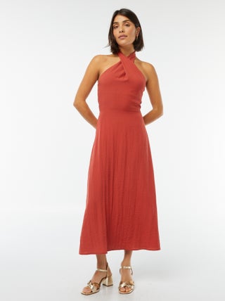 Vestido midi al cuello con espalda abierta