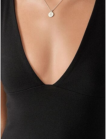 Vestido midi básico de corte entallado con cuello en v hiccup