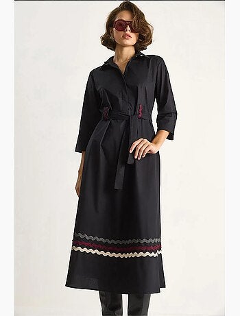 Vestido midi bordado con cierre de botones lucci