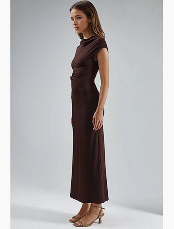 Vestido midi con accesorio de piedra busem