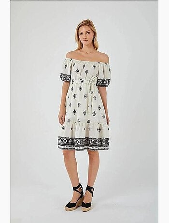 Vestido midi con cuello barco y estampado floral de con detalle de accesorios mixray