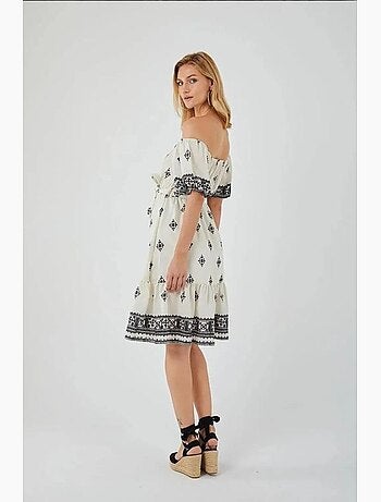 Vestido midi con cuello barco y estampado floral de con detalle de accesorios mixray