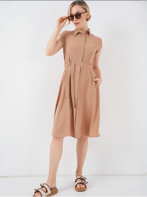 Vestido midi con cuello camisero abotonado y corte a con detalle de ribete bdart - Kiabi Vestido midi con cuello camisero abotonado y corte a con detalle de ribete bdart - Kiabi