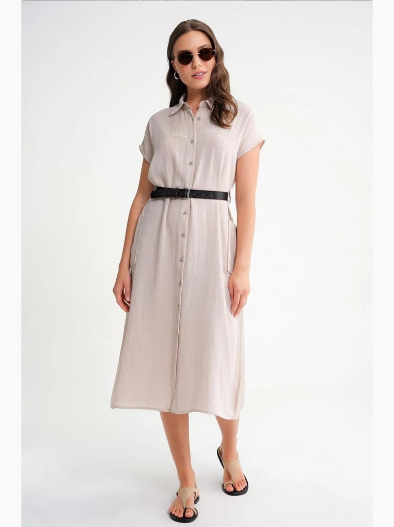 Vestido midi con cuello de tippet abotonado y detalle de accesorios de mixray Arena - Kiabi