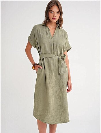 Vestido midi con cuello en v y detalles de accesorios mixray