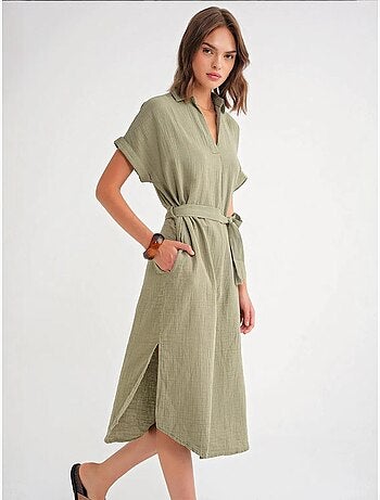 Vestido midi con cuello en v y detalles de accesorios mixray