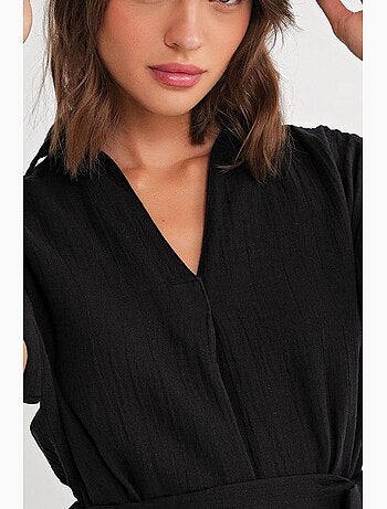 Vestido midi con cuello en v y detalles de accesorios mixray