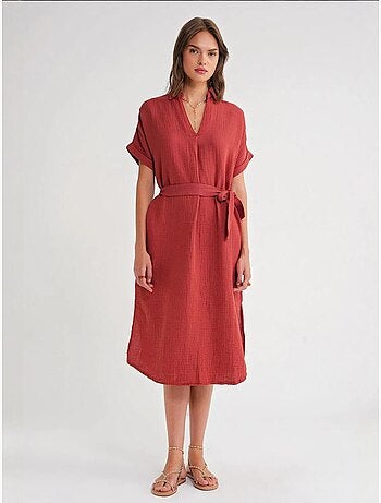 Vestido midi con cuello en v y detalles de accesorios mixray