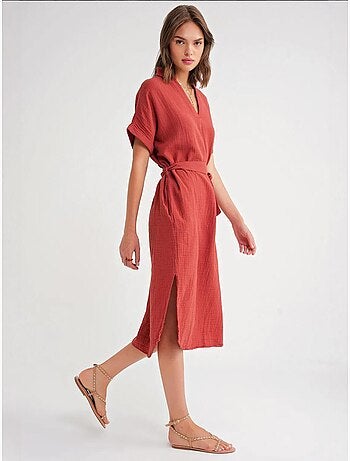 Vestido midi con cuello en v y detalles de accesorios mixray