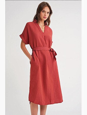 Vestido midi con cuello en v y detalles de accesorios mixray