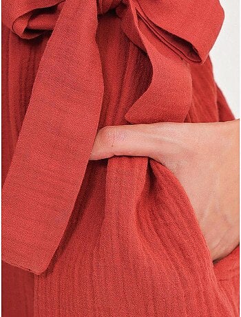 Vestido midi con cuello en v y detalles de accesorios mixray