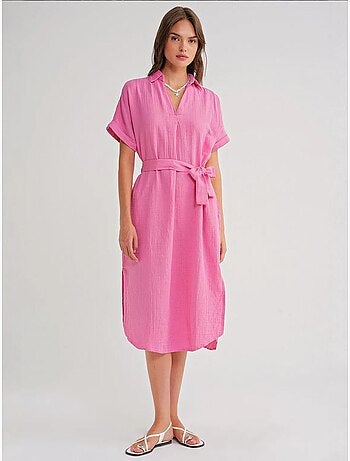 Vestido midi con cuello en v y detalles de accesorios mixray