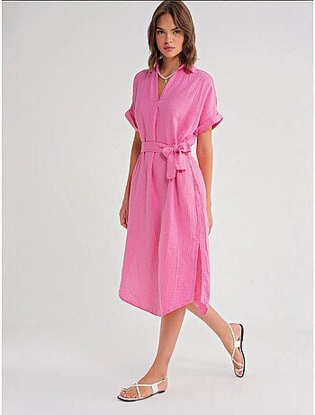 Vestido midi con cuello en v y detalles de accesorios mixray