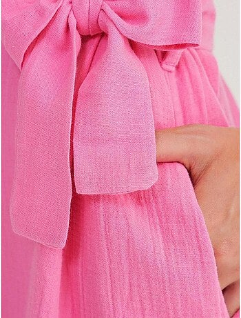 Vestido midi con cuello en v y detalles de accesorios mixray