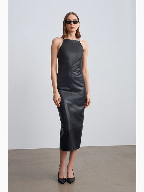 Vestido midi con cuello halter dilvin - Kiabi Vestido midi con cuello halter dilvin - Kiabi