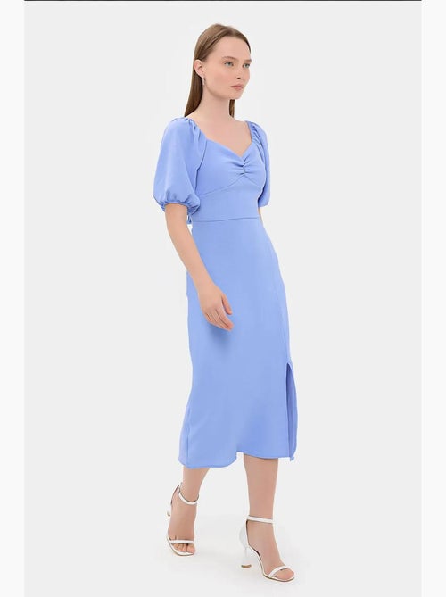 Vestido midi con escote corazón y abertura lateral hiccup - Kiabi Vestido midi con escote corazón y abertura lateral hiccup - Kiabi