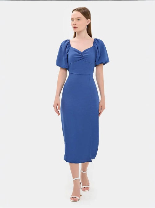 Vestido midi con escote corazón y abertura lateral hiccup - Kiabi Vestido midi con escote corazón y abertura lateral hiccup - Kiabi
