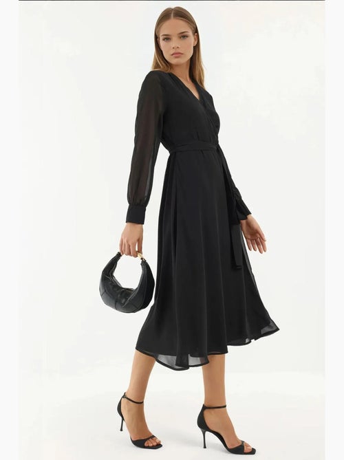 Vestido midi con escote en v y corte en a hiccup - Kiabi Vestido midi con escote en v y corte en a hiccup - Kiabi