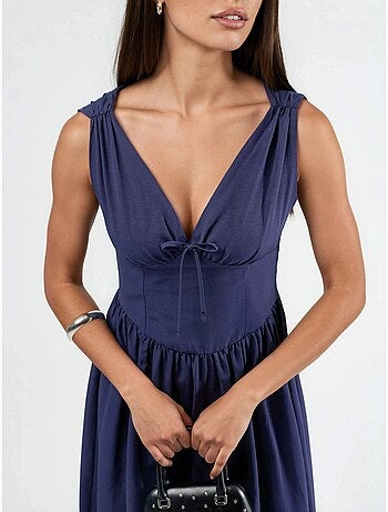 Vestido midi con escote en v y detalle de lazo de busem