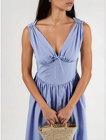 Vestido midi con escote en v y detalle de lazo de busem
