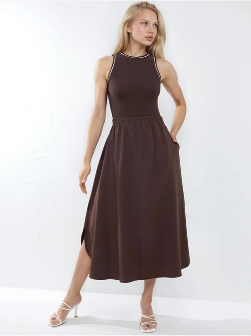 Vestido midi de canalé sin mangas con cuello redondo de busem - Kiabi Vestido midi de canalé sin mangas con cuello redondo de busem - Kiabi