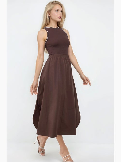 Vestido midi de canalé sin mangas con cuello redondo de busem - Kiabi Vestido midi de canalé sin mangas con cuello redondo de busem - Kiabi