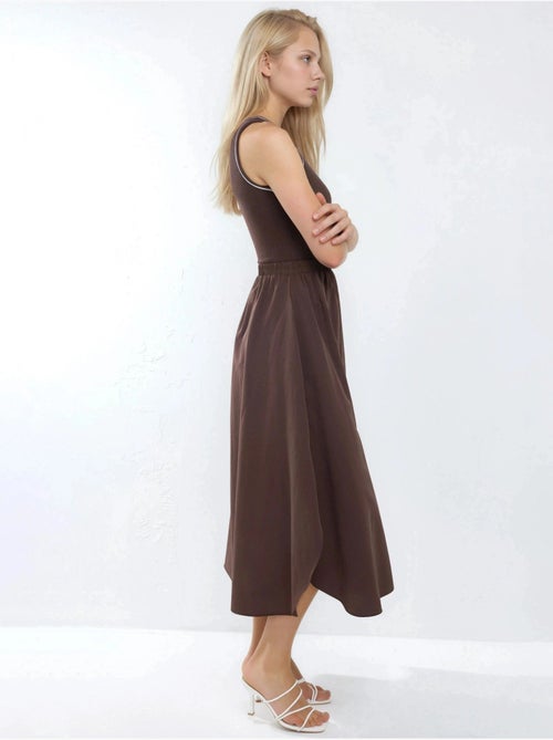 Vestido midi de canalé sin mangas con cuello redondo de busem - Kiabi Vestido midi de canalé sin mangas con cuello redondo de busem - Kiabi