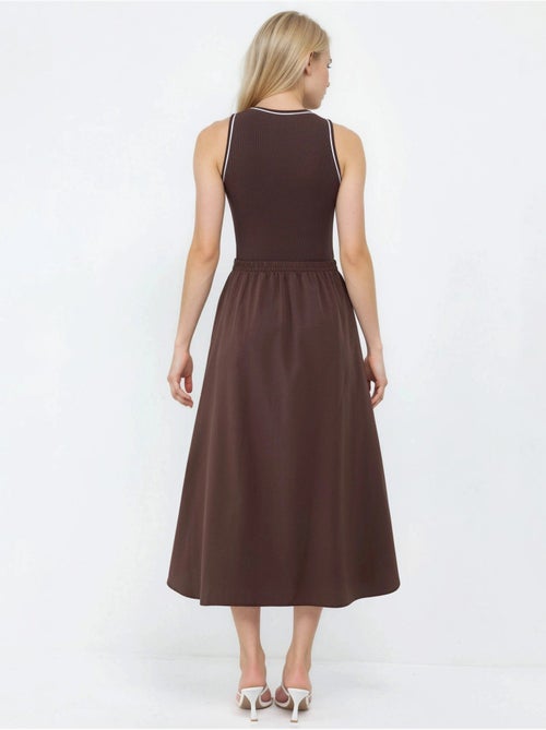 Vestido midi de canalé sin mangas con cuello redondo de busem - Kiabi Vestido midi de canalé sin mangas con cuello redondo de busem - Kiabi
