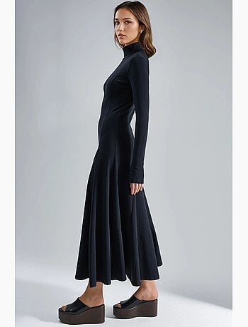 Vestido midi de corte a con cuello barco y manga larga busem