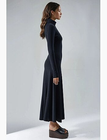 Vestido midi de corte a con cuello barco y manga larga busem