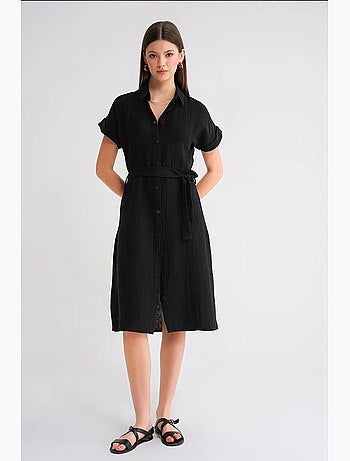 Vestido midi de corte relajado con cuello camisero y cierre de botones mixray