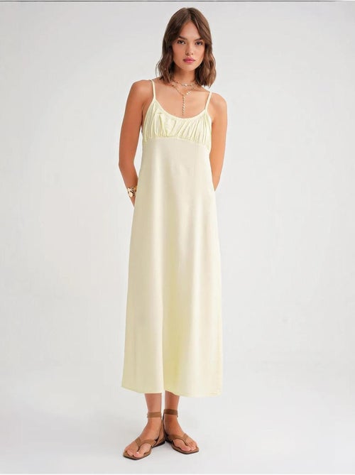 Vestido midi de corte relajado con cuello cuadrado y detalle de volantes de mixray - Kiabi Vestido midi de corte relajado con cuello cuadrado y detalle de volantes de mixray - Kiabi